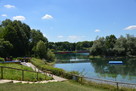 Wiese, See und viel Grün im Freizeitpark Mammendorf