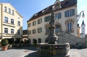 Altes Rathaus Fürstenfeldbruck mit Brunnen davor