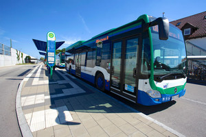 Foto mit Bus an Bushaltestelle