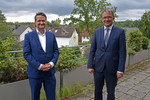 Foto: Dr. Maier mit Landrat Karmasin