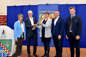 Foto mit fünf Personen in einer Reihe