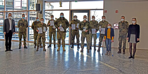 Foto: Gruppe mit Soldaten, Landrat Karmasin und den zwei Leiterinnnen des CTT-Teams