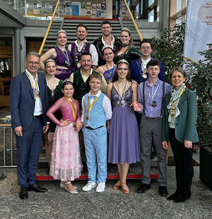 Gruppenfoto der Faschingsprinzepaare auf der Treppe im BSZ.