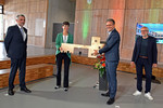 Foto: Vier  Personen: Drei Männer und eine Frau.