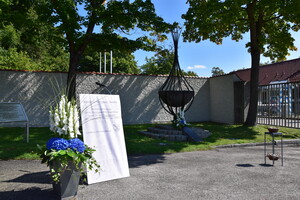 Kranz und Gedenktafel vor dem Haupttor des Fliegerhortes.