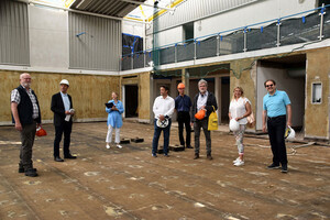 Gruppenfoto in einer Turnhalle mit 8 Personen