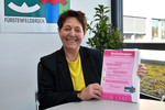 Kathi Probst hält die Notfallmappe in den Händen.