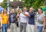 Pokal wird Puchheims Bürgermeister überreicht.