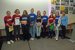 Schülerinnen des Viscardi-Gymnasiums FFB präsentieren Siegerurkunde.