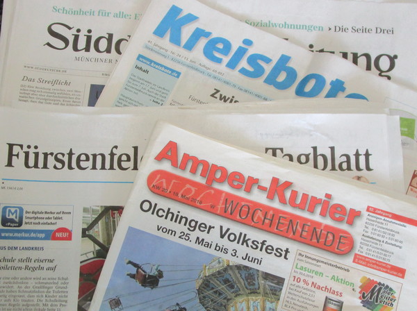 Foto zeigt übereinander gelegte Tageszeitungen.