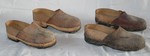 Zwei Paar Holzschuhe.