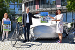 Fot0 mit 3 Personen - links Aneta Höffler, Mitte Landrat Thomas Karmasin, rechts Monika Keck