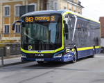 Bus fährt über Amperbrücke.