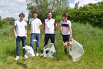 Trash2Cash-  Müllsammeln für den guten Zweck: Schülerinnen und Schüler füllen 110 Säcke mit in die Landschaft geworfenem Abfall die Landschaft von Müll