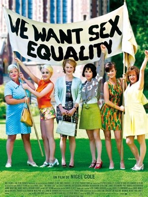 Sechs Frauen stehen vor einem Banner mit der Aufschrift "Sex Equality".