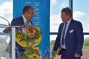 Foto: Geschäftsführendes Präsidialmitglied des Bayerischen Landkreistags, Dr. Johann Keller (re.), gra-tuliert Landrat Thomas Karmasin zur Wahl. Foto: Landratsamt Fürstenfeldbruck