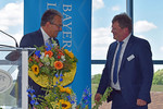 Foto: Geschäftsführendes Präsidialmitglied des Bayerischen Landkreistags, Dr. Johann Keller (re.), gra-tuliert Landrat Thomas Karmasin zur Wahl. Foto: Landratsamt Fürstenfeldbruck