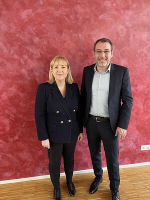 Foto: Projektleiterin Dr. -Ing. Malgorzata Kroban aus dem Landratsamt FFB sowie Dipl. -Ing. Tobias Eder, Geschäftsführer der Firma ENIANO GmbH