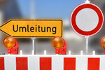 Umleitungsschild und Straßensperre.