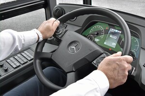 Bild zeigt Busfahrer am Lenkrad