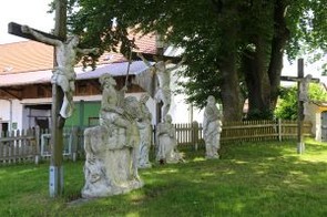 Jesuskreuze und Heiligen Statuen auf dem Kalvarienberg