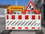 Straßensperre mit Umleitungs - und Baustellenschild.