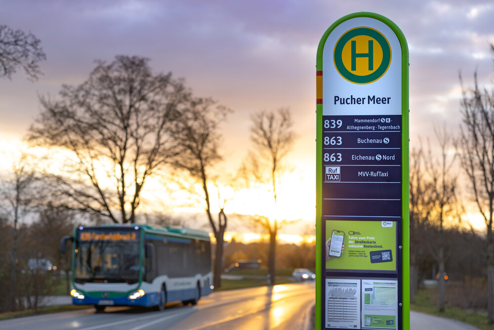 Bus fährt an Haltestelle Pucher Meer vorbei.