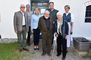 4 Männer und drei Frauen stehen vor der Haustür des Bauernhofs Jexhof.