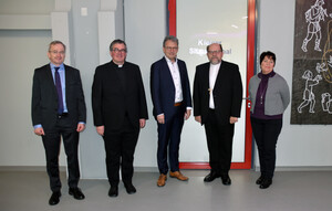 Gruppenfoto mit Bischof und Landrat