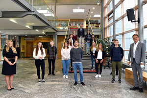 Foto: Gruppenfoto mit Jugendlichen und drei Vertretern des Landratsamts.