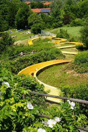 Gelbe Wasserrutsche im Freibad Mammendorf.