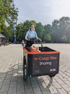 Frau auf E-Lastenrad