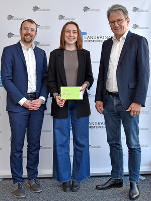 Gruppenbild, von links: ein Mann, eine Frau, ein Mann.