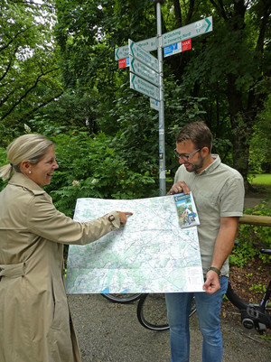 Foto mit Frau (links) und Mann, die eine Radkarte halten.