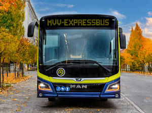 MVV-Busse in den neuen Farben Gelb und Blau steht am Straßenrand.