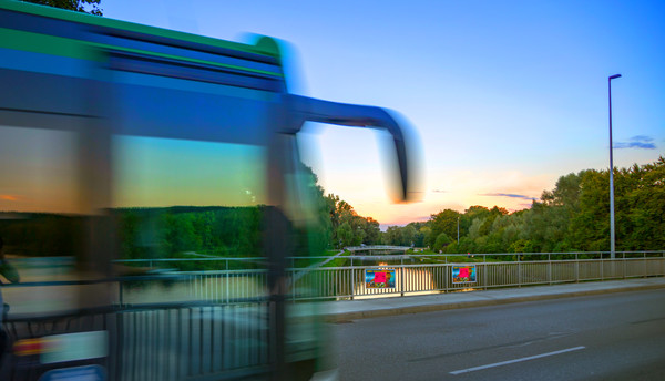 Bus fährt auf Brücke über den Fluss Amper