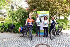 Foto (v.r.): Adi Stumper, Vorstandsmitglied des ADFC Fürstenfeldbruck, Thomas Karmasin, Land-rat, Aneta Höffler und Katrin Ziewers, Klimaschutzmanagement des Landratsamtes; Quelle LRA-FFB 2024