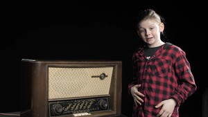 Der 10-jährige Lukas erklärt seinen Röhrenradio