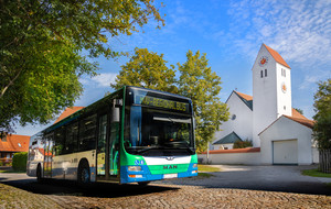 MVV-Bus fährt an einer Kirche vorbei