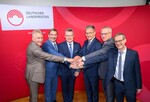 Gewähltes Präsidium reicht sich die Hände.