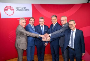 Gewähltes Präsidium reicht sich die Hände.