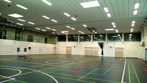 Foto: Innenansicht der Dreifach-Turnhalle Maisach