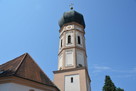 Der oberbayerische Zwiebelturm der Kirche St. Johannes der Täufer in Schöngeising 