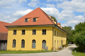 Der ockerfarbene Gebäudekomplex der Furthmühle in Egenhofen