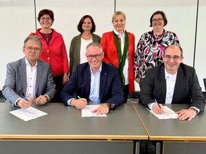 Auf dem Foto (von links): Landrat Thomas Karmasin, Sonja Thiele (Kreistagsreferentin für Senioren & Demographie), Petra Weber (Kreistagsreferentin für Gleichstellung und Inklusion), Bezirkstags-präsident Thomas Schwarzenberger, Bezirks- & Kreisrätin Gabriele Off-Nesselhauf (zugleich Kreistagsreferentin Soziales, ambulanter Dienst und Gesundheit), LRA-Mitarbeiterin Anja Wirth (Koordination Pflegeprojekte), AOK-Direktor Maximilian Georg. Quelle: LRA-FFB 2024