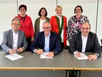 Auf dem Foto (von links): Landrat Thomas Karmasin, Sonja Thiele (Kreistagsreferentin für Senioren & Demographie), Petra Weber (Kreistagsreferentin für Gleichstellung und Inklusion), Bezirkstags-präsident Thomas Schwarzenberger, Bezirks- & Kreisrätin Gabriele Off-Nesselhauf (zugleich Kreistagsreferentin Soziales, ambulanter Dienst und Gesundheit), LRA-Mitarbeiterin Anja Wirth (Koordination Pflegeprojekte), AOK-Direktor Maximilian Georg. Quelle: LRA-FFB 2024