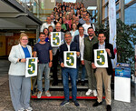 Gruppenfoto auf Treppe mit rund 40 Personen