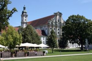 Klosterkirche Fürstenfeld vor einer grünen Wiese mit Bäumen