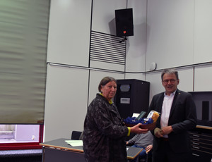 Landrat Karmasin überreicht Kathrin Sonnenholzner einen Geschenkkorb.