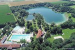 Drohnenaufnahme vom Gelände des Freizeitparks Mammendorf mit Freibad am Ufer des Badesees